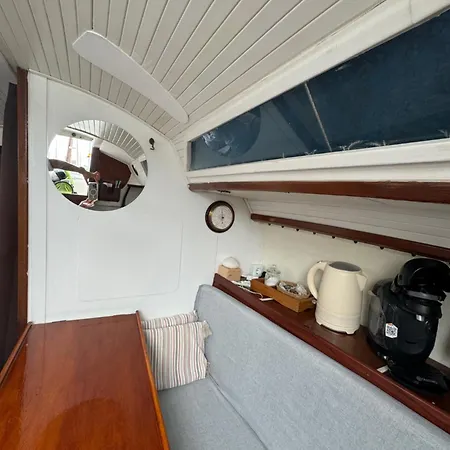 Experience Fantastique De Dormir Berce Par La Mer Pres De Barcelone Castelldefels Exterior photo