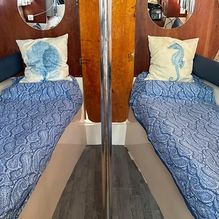 Experience Fantastique De Dormir Berce Par La Mer Pres De Barcelone Castelldefels Exterior photo