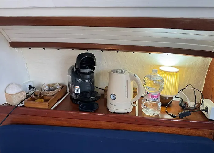 Experience Fantastique De Dormir Berce Par La Mer Pres De Barcelone