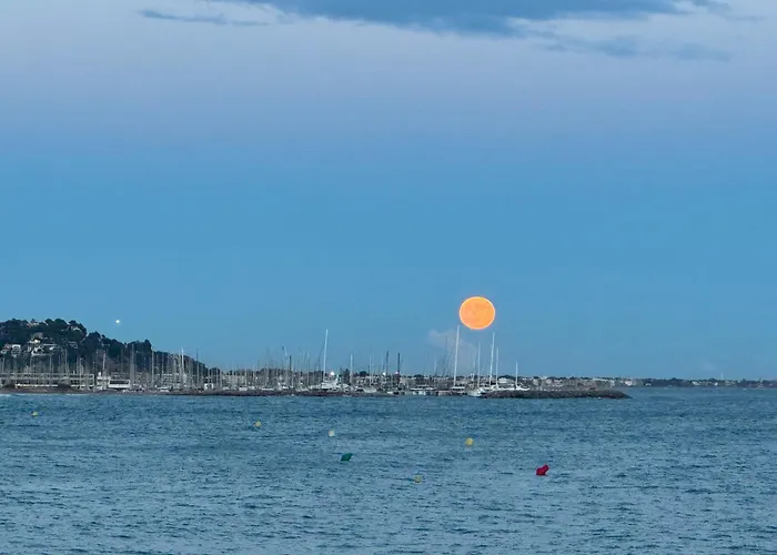 Experience Fantastique De Dormir Berce Par La Mer Pres De Barcelone