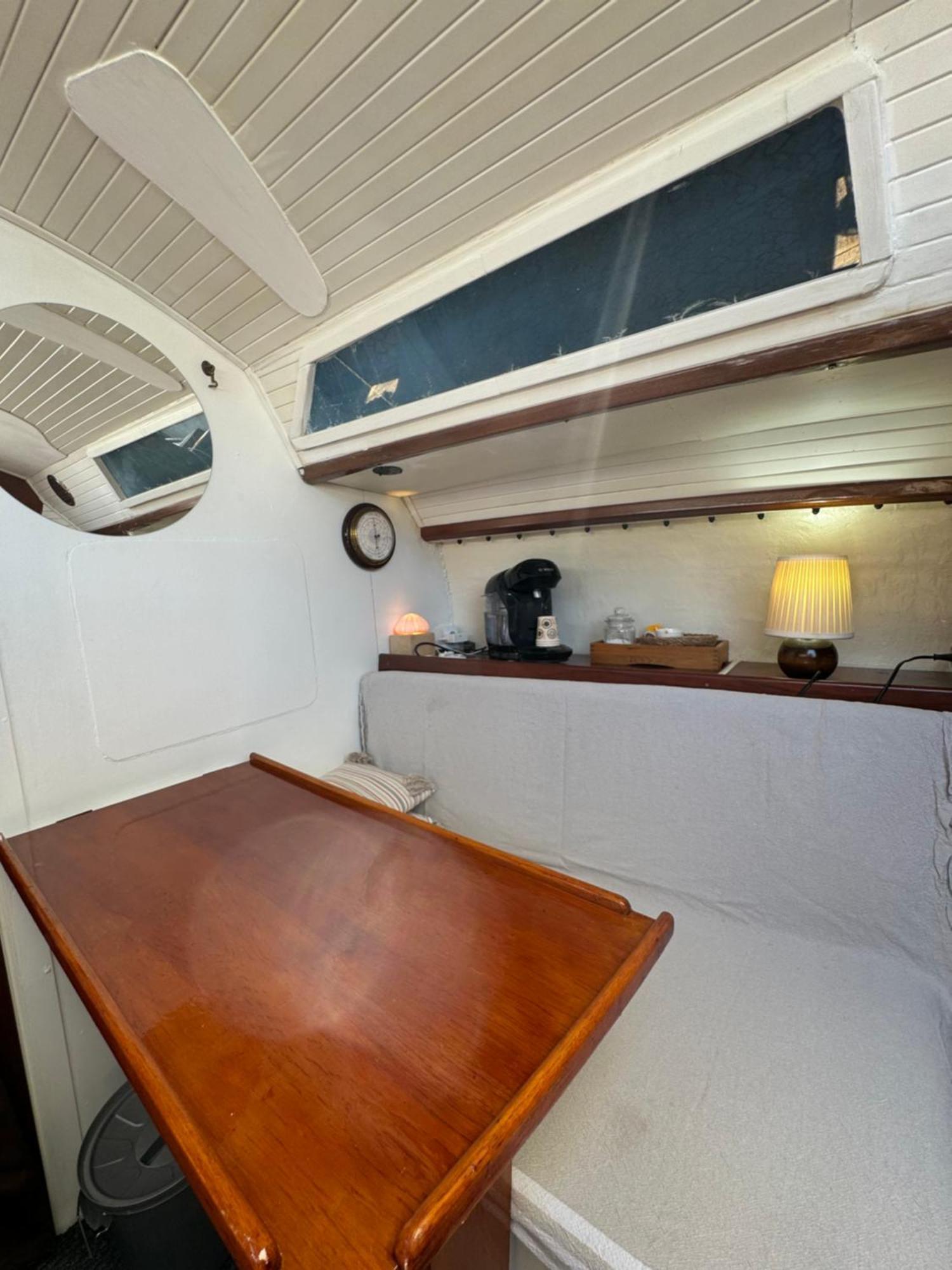 Botel Experience Fantastique De Berce Par La Pres De Barcelone Castelldefels