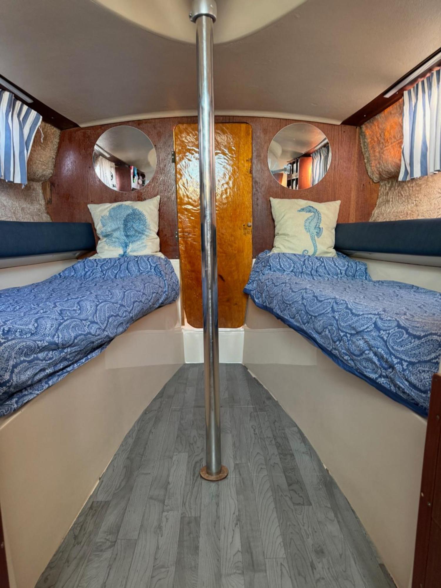 Botel Experience Fantastique De Berce Par La Pres De Barcelone Castelldefels